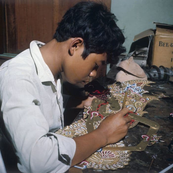 Proses pembuatan wayang kulit secara manual.