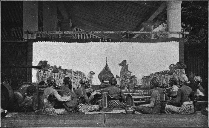 Pementasan wayang kulit yang diiringi gamelan.