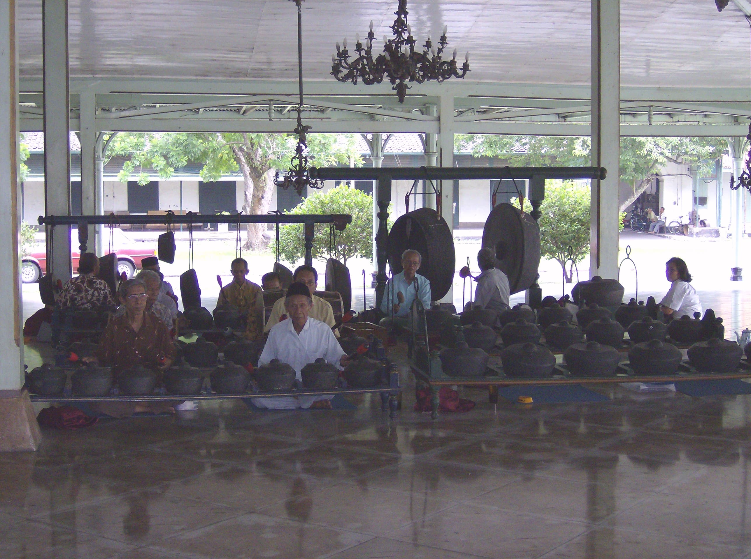 Latihan gamelan dalam suasana pendapa tradisional.